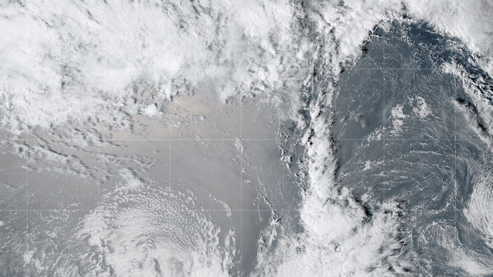 Erupcija vulkana na Tongi. Credits: NASA Earth Observatory image by Joshua Stevens using GOES imagery courtesy of NOAA and NESDIS.