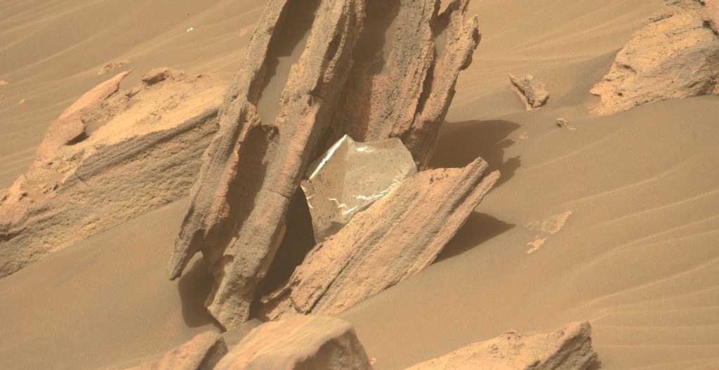 Komad termalne deke za koji iz NASA-e smatraju da je 'odvojen' tijekom faze spuštanja rovera Perseverance 2021. godine (©NASA).