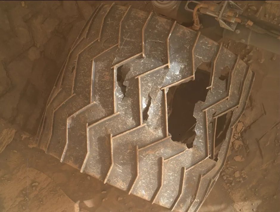 Kotači NASA-inog rovera Curiosity akumulirali su određena oštećenja tijekom godina na Crvenom planetu. Slika snimljena 27. siječnja 2022. godine (©NASA/JPL-Caltech/MSSS).
