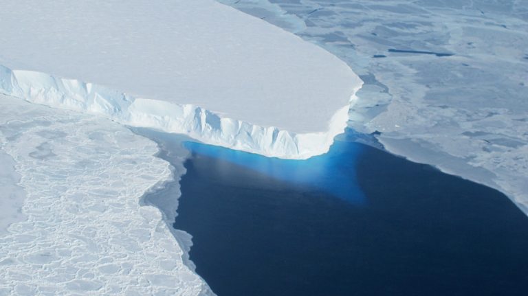 Ledenjak Thwaites – poznat kao ledenjak 'Sudnjeg dana' – površinom pokriva otprilike isti prostor kao cijeli otok Velika Britanija (©NASA).