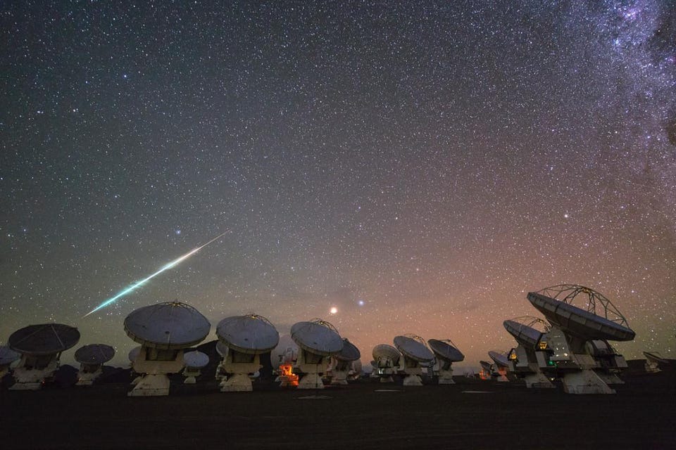 Meteor fotografiran iznad ALMA-e 2014. godine (©ESO/C. Malin).