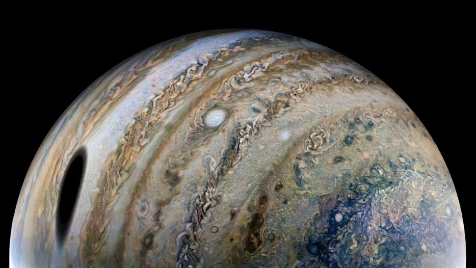 NASA-ina svemirska letjelica Juno snimila je Jupiterovu i Ganimedovu sjenu tijekom 40. bliskog prolaska 25. veljače 2022. godine (©NASA/JPL-Caltech/SwRI/MSSS).
