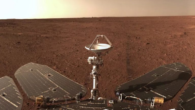 Panorama Crvenog planeta koju je snimio kineski rover Zhurong, dio misije Tianwen-1 (©CNSA).