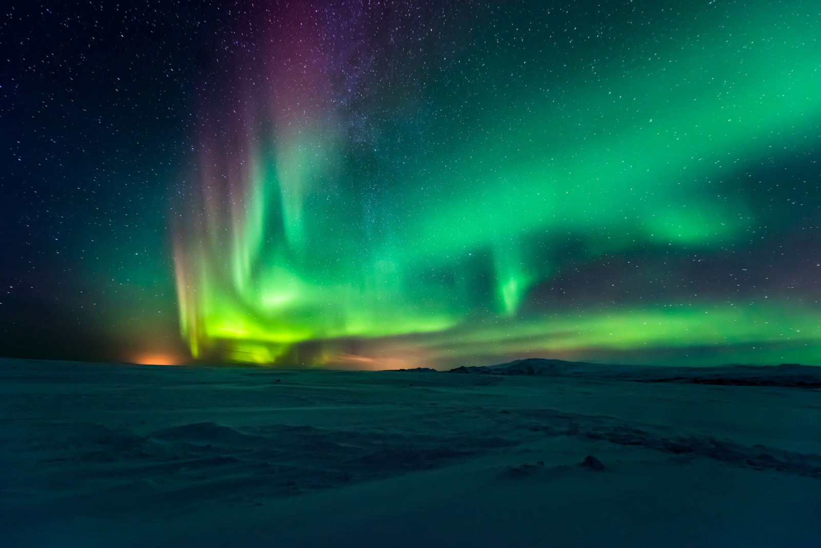 Polarna svjetlost snimljena na Islandu (©Depositphotos).