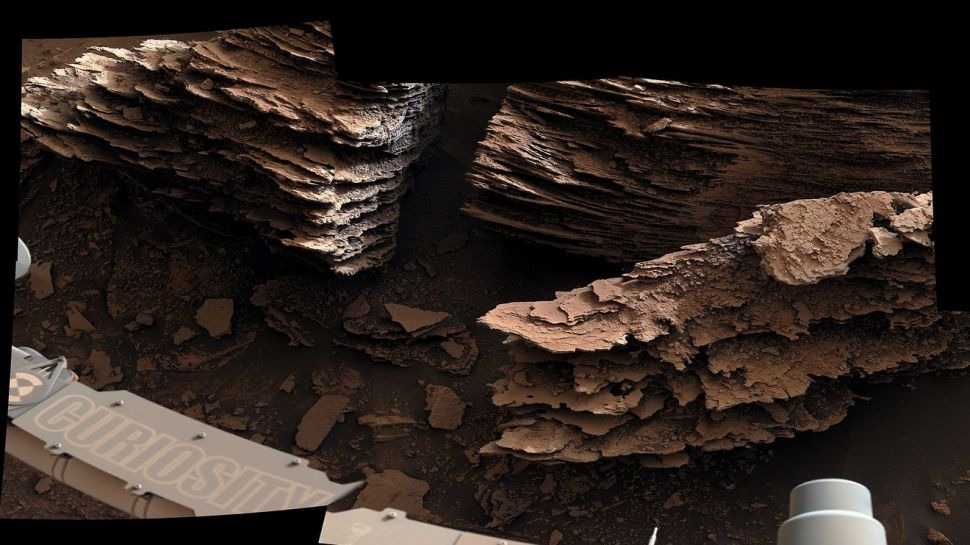 Rover Curiosity snimio je 2. lipnja 2022. godine ove slojevite, ljuskave stijene za koje se vjeruje da su se formirale u drevnom koritu potoka ili u manjem jezeru (©NASA/JPL-Caltech/MSSS).
