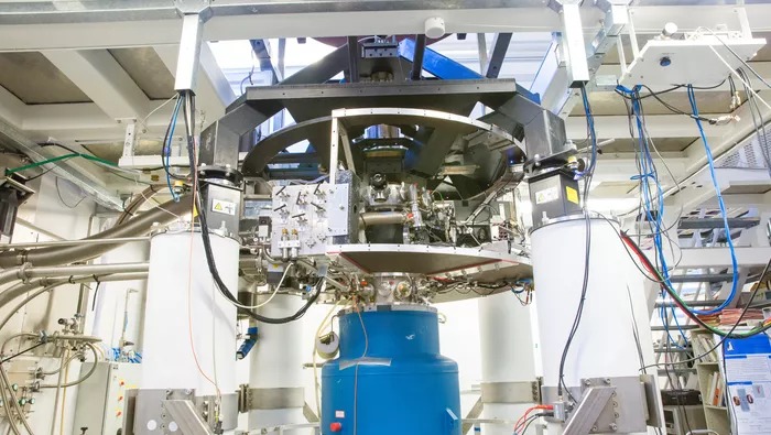 Slika prikazuje znanstveni aparat korišten pri hlađenju superfluidnog helija-3 (©Aalto University, Mikko Raskinen).
