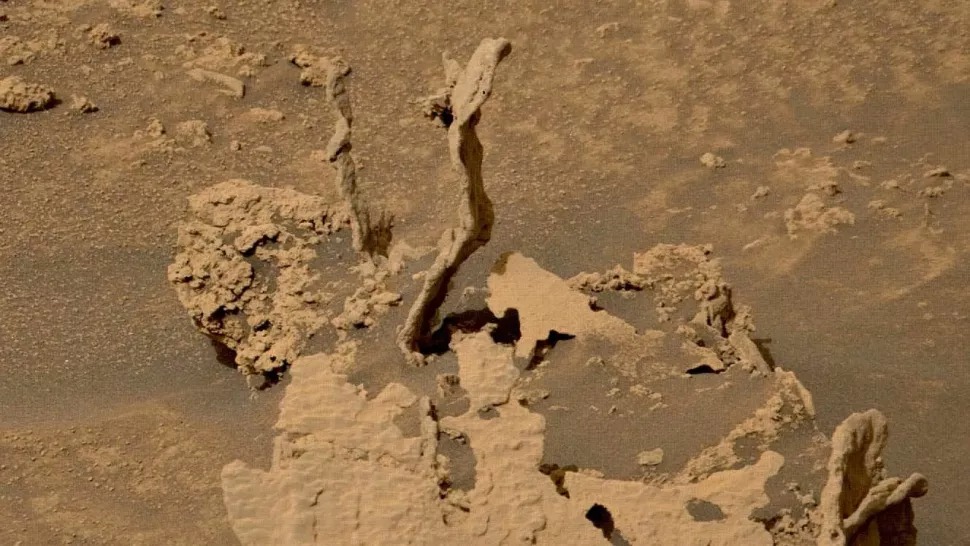 Snimka stjenovitih 'šiljaka' koju je snimio Curiosity 17. svibnja 2022. godine (©NASA/JPL-Caltech/MSSS).