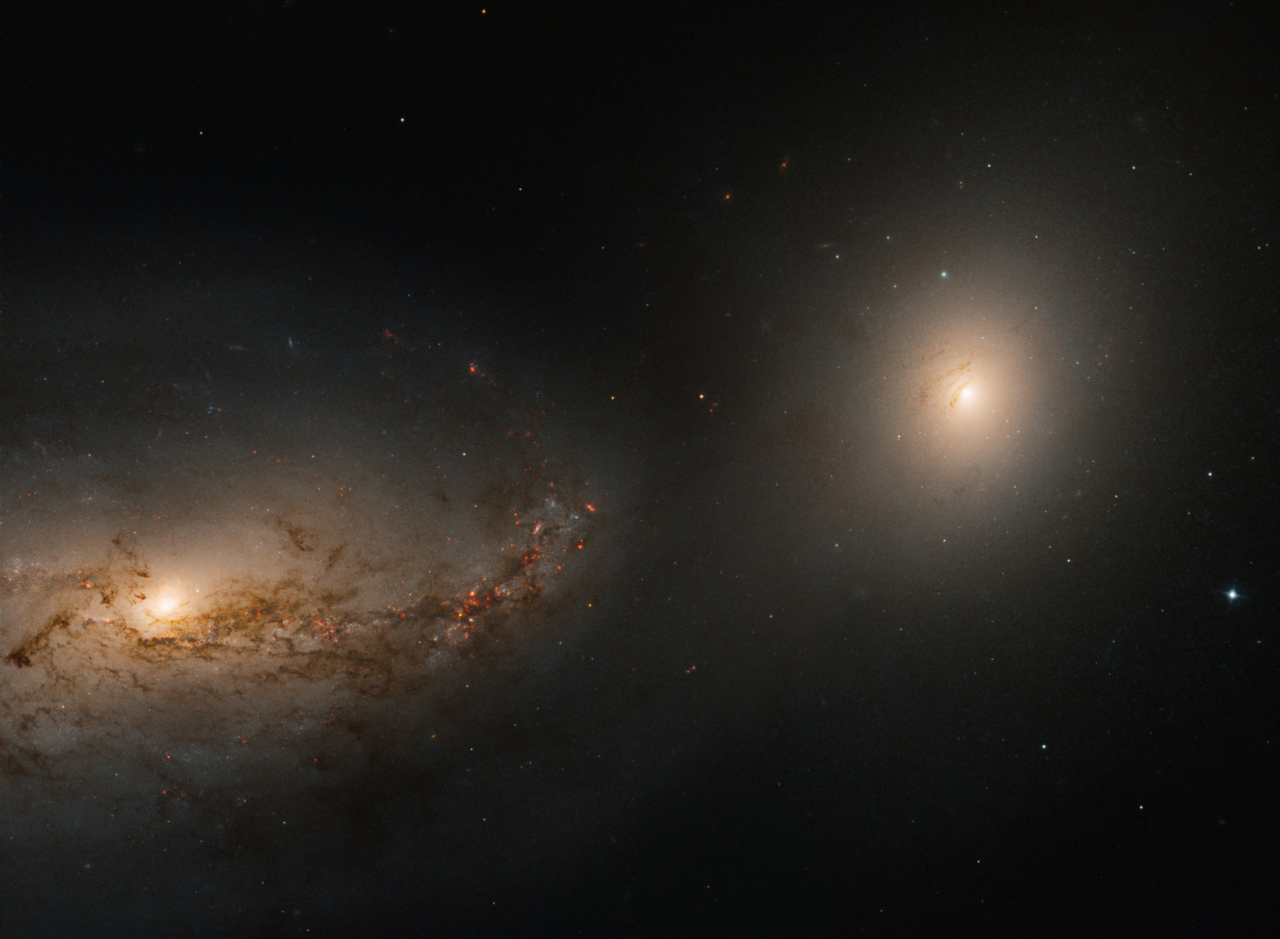 Svemirski teleskop Hubble snimio je detaljan pogled na veliku spiralnu galaksiju NGC 3227 i njezinu pratilju, eliptičnu galaksiju nazvanu NGC 3226, zajedno sa slabim plimnim strujama plina i prašine koji ih povezuju (©NASA, ESA i H. Ford (Sveučilište Johns Hopkins).