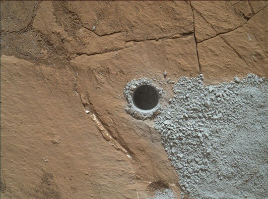 NASA-in rover Curiosity izbušio je ovu rupu kako bi prikupio uzorke materijala iz kamena 30. srpnja 2015. godine. Kameni prah naknadno je analiziran u laboratoriju unutar rovera i otkriveno je da sadrži rijedak mineral tridimit (©NASA/JPL-Caltech/MSSS).