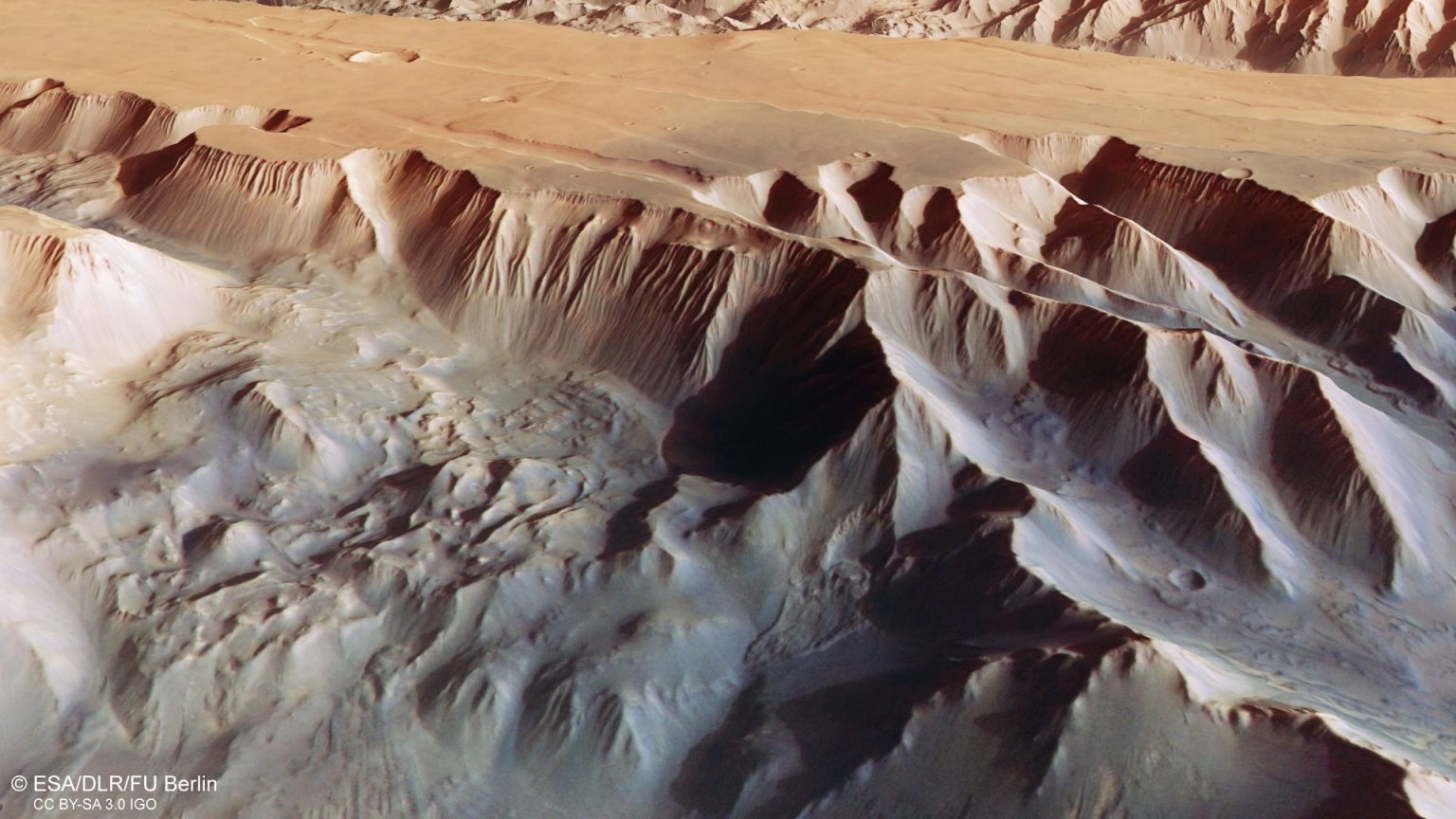Digitalni model terena koji prikazuje klanac 'Tithonium Chasmata' (©ESA/DLR/FU Berlin, CC BY-SA 3.0 IGO).