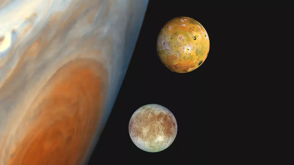 Europa – Jupiterov četvrti po redu mjesec po veličini (dolje desno) – i Iona (iznad Europe), vulkanski najaktivnije tijelo u Sunčevom sustavu (©NASA).