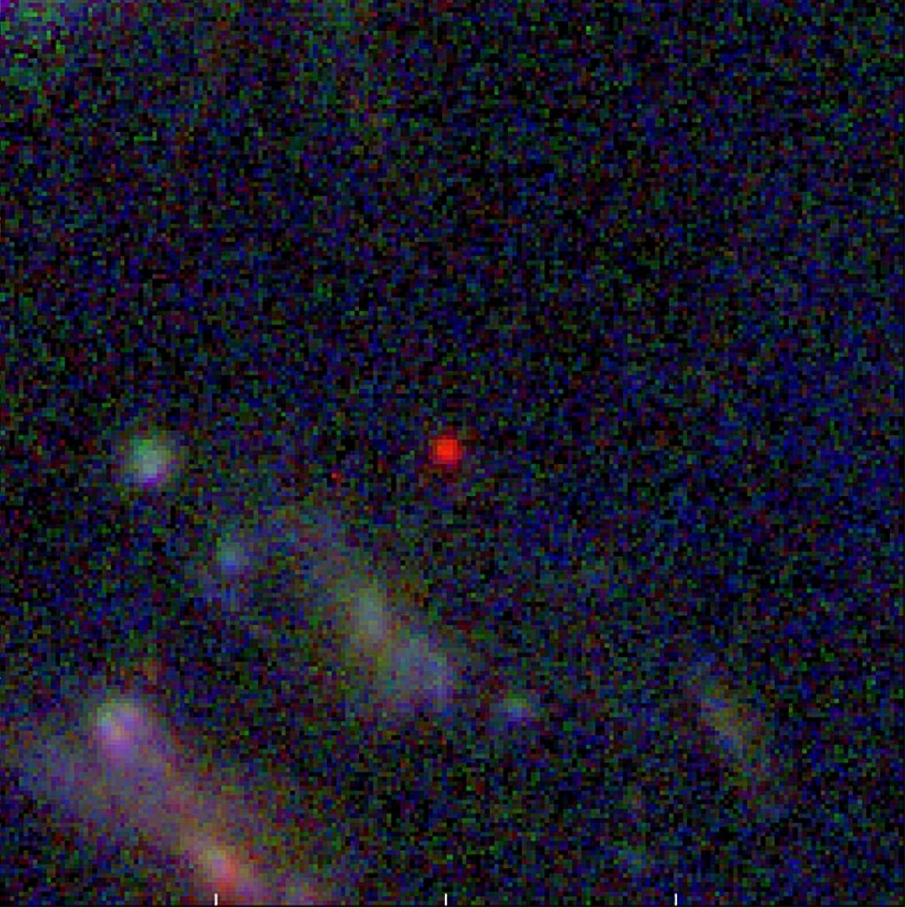 Kada se 'prevede' iz infracrvenog u vidljivi spektar, galaksija GLASS-z13 pojavljuje se kao crvena mrlja s bijelom bojom u središtu (©Naidu et al. 2022, NASA).