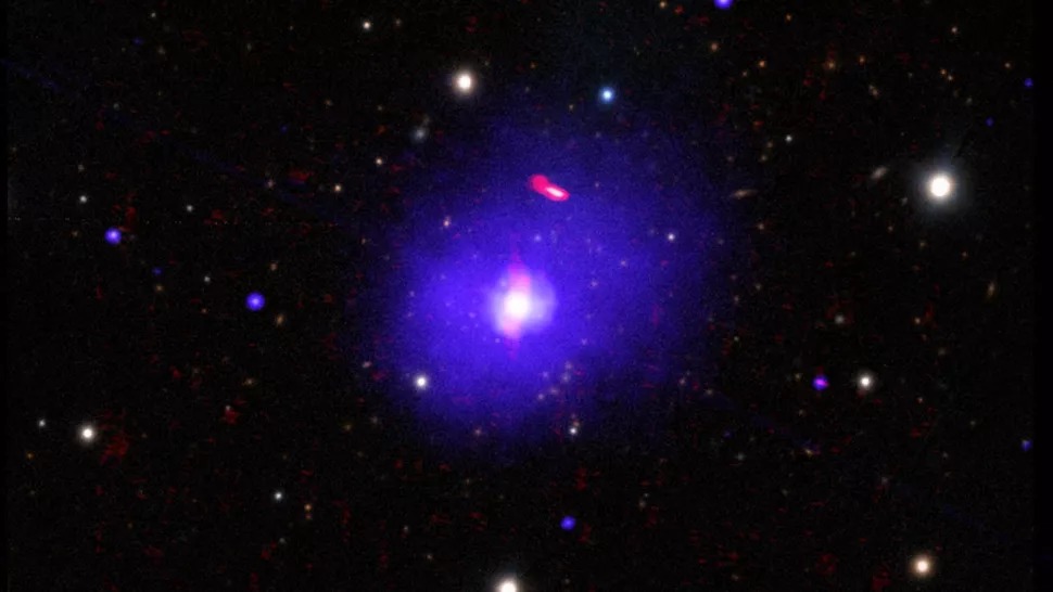 Kompozitna slika kvazara H1821+643 koja kombinira rendgenske, optičke i radijske valne duljine (©NASA/CXC/University of Cambridge/J. Sisk-Reynés/NSF/NRAO/VLA/PanSTARRS).