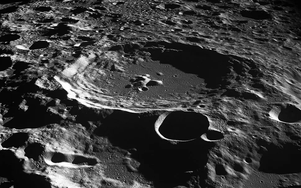 Krater Daedalus na tamnoj strani Mjeseca, na snimci svemirske letjelice Apollo 11 (©NASA).