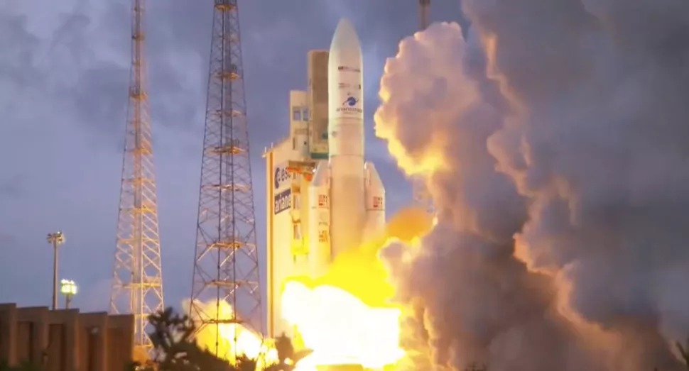 Većina današnjih raketa, poput ove Arianespace Ariane 5, nastoji koristiti tekući vodik i tekući kisik u barem nekim fazama kako bi se smanjio utjecaj na okoliš. Međutim, nova generacija biogoriva mogla bi dodatno smanjiti negativne ekološke posljedice lansiranja raketa (©Arianespace).