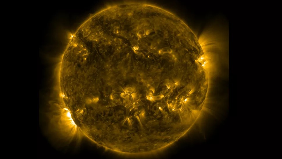 NASA-in opservatorij za solarnu dinamiku snimio je solarnu baklju 3. svibnja 2022. godine. Baklja je vidljiva u donjem lijevom dijelu Sunca (©NASA/SDO).
