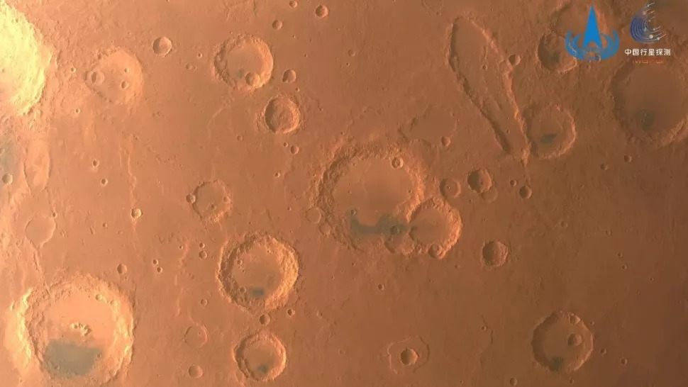 Razbacani krateri u regiji 'Arabia Terra' snimljeni kamerom srednje rezolucije Tianwen 1 (©CNSA/PEC).