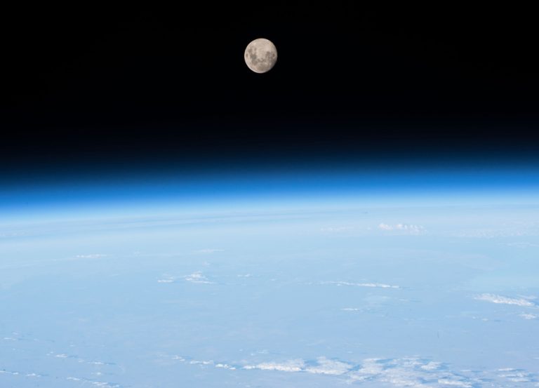 Pogled na Mjesec iz Zemljine orbite. U ovom slučaju Zemlja je veliki izvor svjetlosti zbog kojeg zvijezde nisu vidljive. Izvor: NASA.