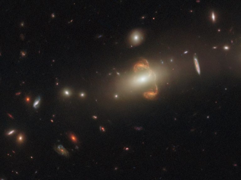 Zrcalni prikaz SGAS J143845+145407 oko gravitacijske leće. Izvor: ESA/Hubble & NASA, J. Rigby.