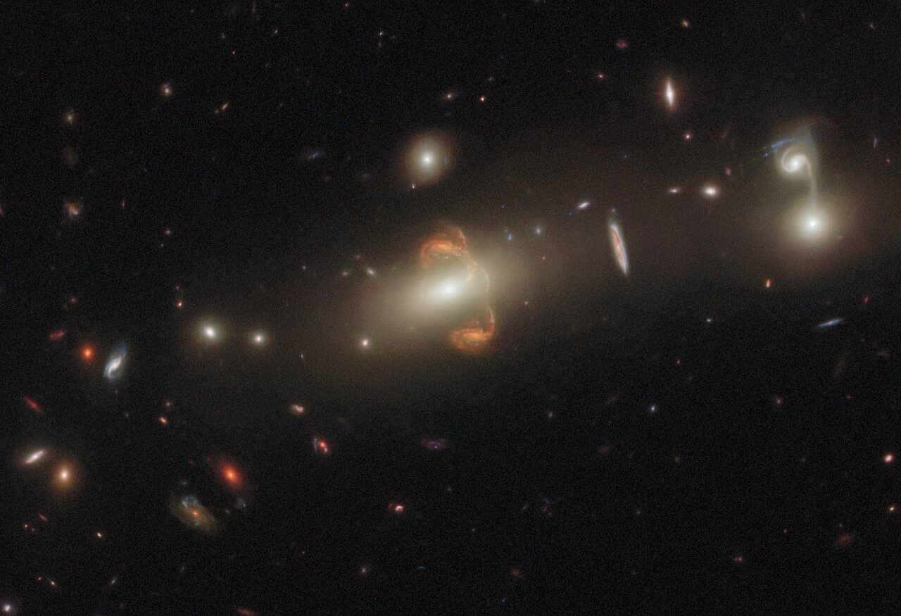Zrcalni prikaz SGAS J143845+145407 oko gravitacijske leće. Izvor: ESA/Hubble & NASA, J. Rigby.