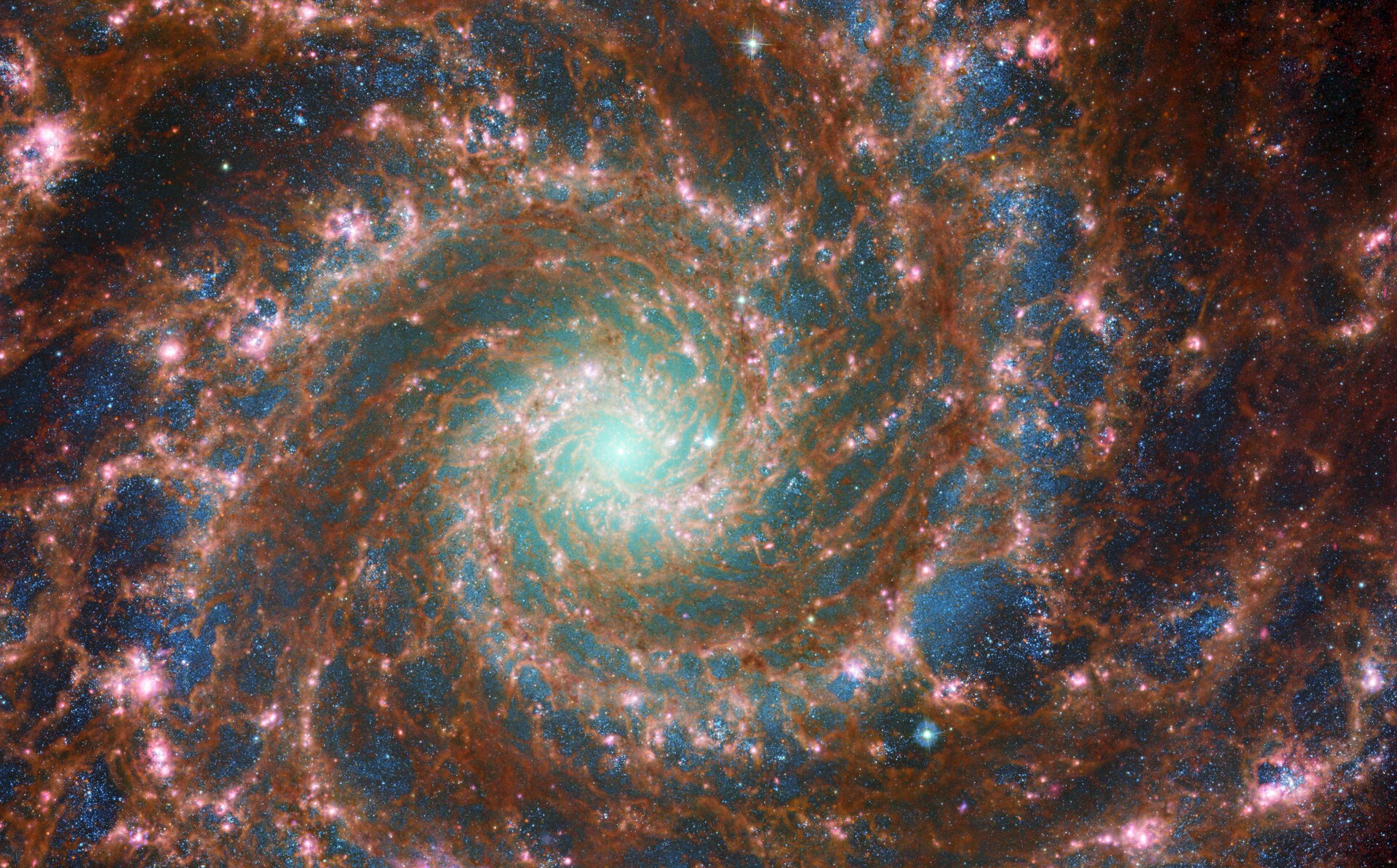 Kombinirana slika 'Fantomske galaksije' M74 nastala na temelju snimaka teleskopa Hubble (njegove ACS [Advanced Camera for Surveys] kamere) i teleskopa James Webb (njegovog instrumenta MIRI [Mid-InfraRed Instrument]) (©ESA/NASA/CSA et al).