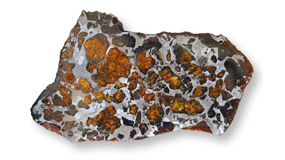 Kameno-željezni meteorit (palasit), veličine 15 cm, s olivinom i vidljivim Widmanstättenovim figurama (©Walter Geiersperger).