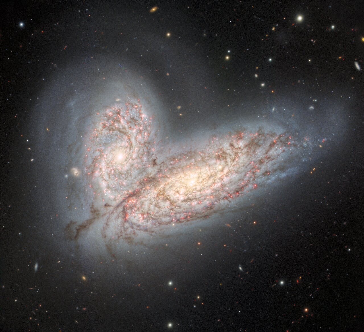 Nova slika snimljena teleskopom Gemini North na Havajima otkriva par spiralnih galaksija u interakciji – NGC 4568 (dolje) i NGC 4567 (gore) – na početku procesa spajanja (©International Gemini Observatory/NOIRLab/NSF/AURA).
