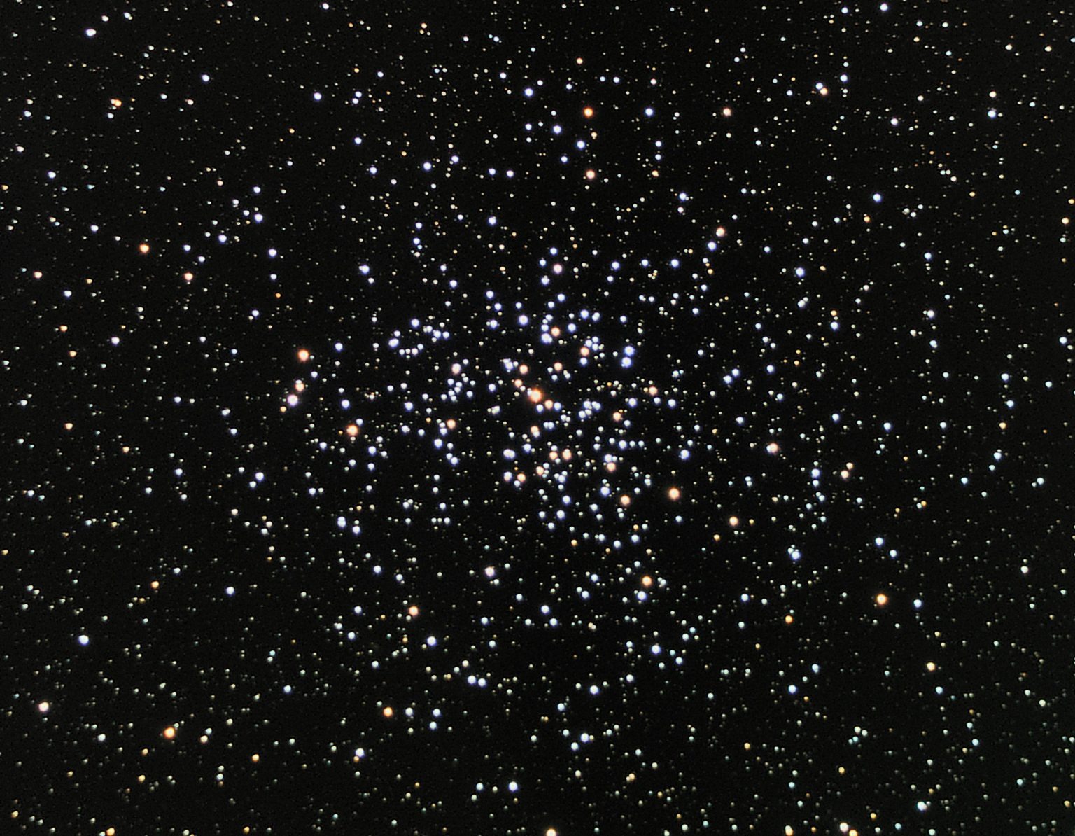 Otvoreni skup ili klaster – tip zvjezdanog skupa koji se sastoji od nekoliko tisuća zvijezda koje su nastale iz istog divovskog molekularnog oblaka i imaju otprilike istu starost – Messier 37 u zviježđu Kočijaš (©WikimediaCommons).
