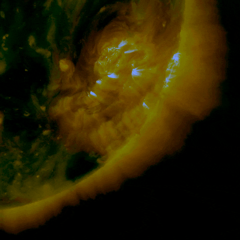 Tamna nit vidi se odmah jugozapadno od AR3079, gdje je također došlo do baklje C3.5 s nizom petlji. Slika je snimljena pomoću SDO i Helioviewera.