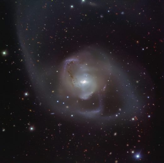 Prije otprilike milijardu godina, dvije su se galaksije spojile u NGC 7727. Pramenasti oblik NGC 7727 rezultat je kozmičkog plesa između dviju galaksija. Izvor: ESO.