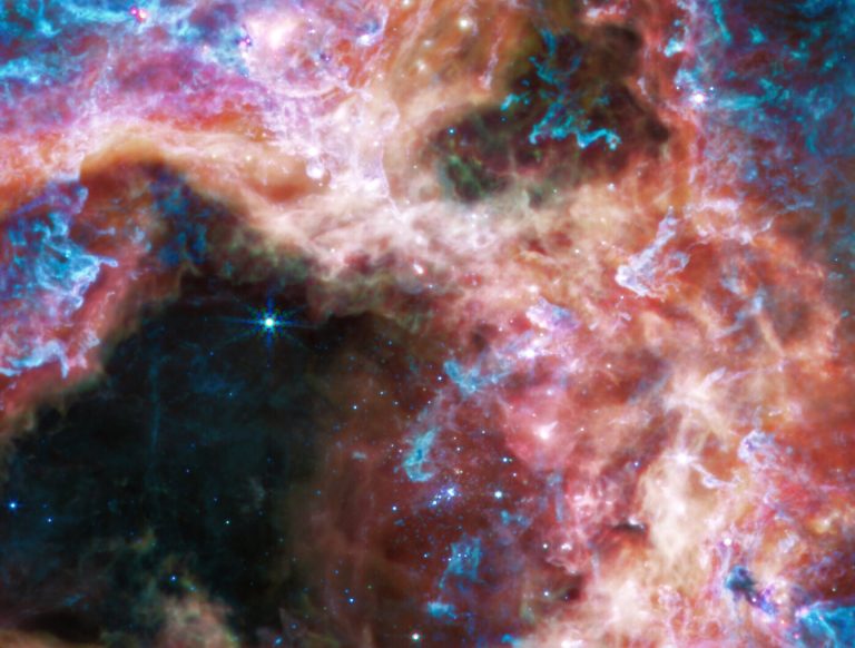 Detalj sa snimke maglice Tarantula koji je Webb snimio pomoću svojeg 'Mid-Infrared' instrumenta (MIRI) (©NASA/ESA/CSA et al).