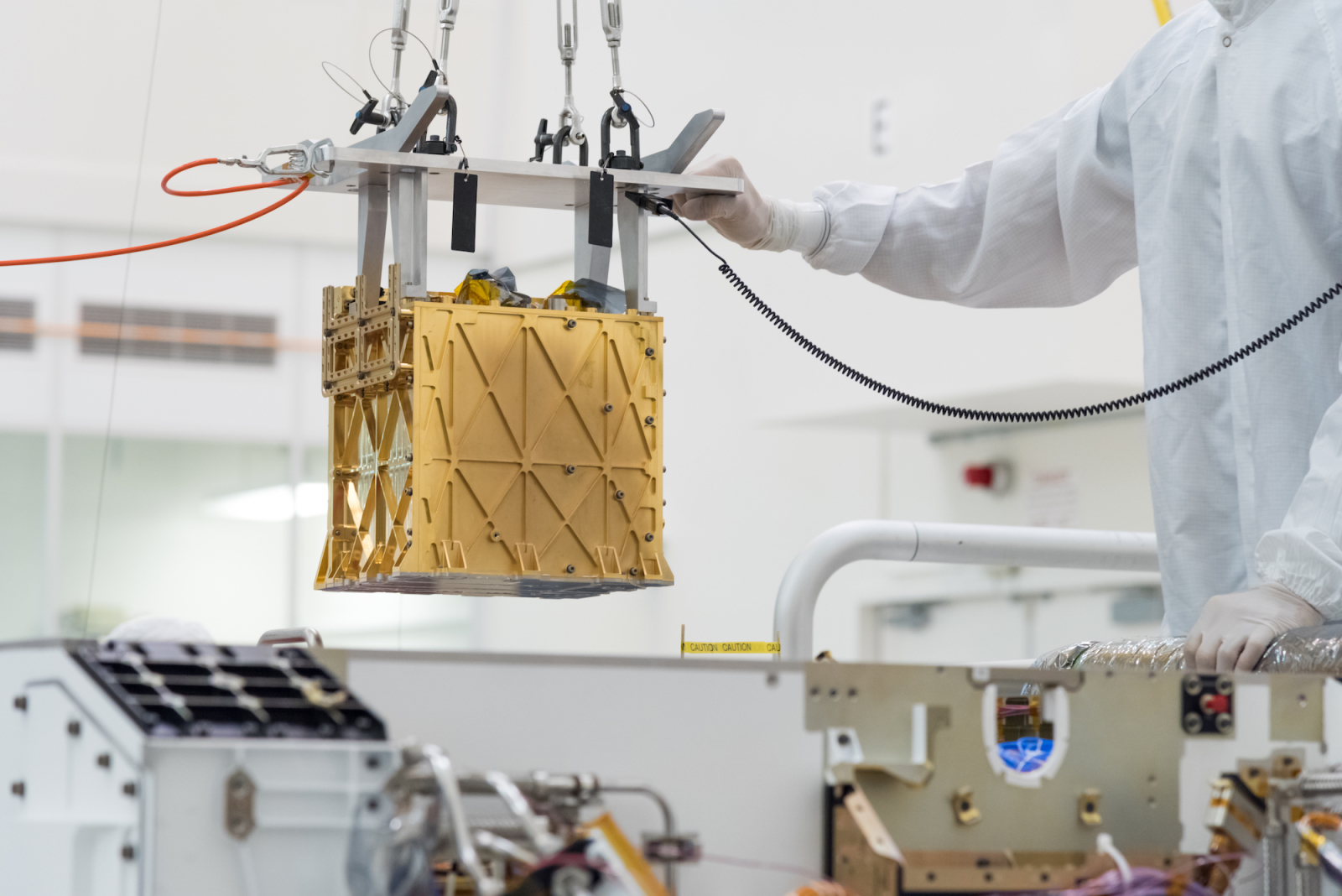 Instrument MOXIE (In-Situ Resource Utilization Experiment) tijekom postavljanja u rover Perseverance (©NASA/JPL-Caltech).