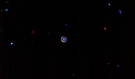 Galaxy SPT-S J041839-4751.8 (ili skraćeno JO418) kako ju je snimio instrument MIRI svemirskog teleskopa James Webb (©JWST/NASA/ESA/CSA et al., uredio Spaceguy44/Reddit).