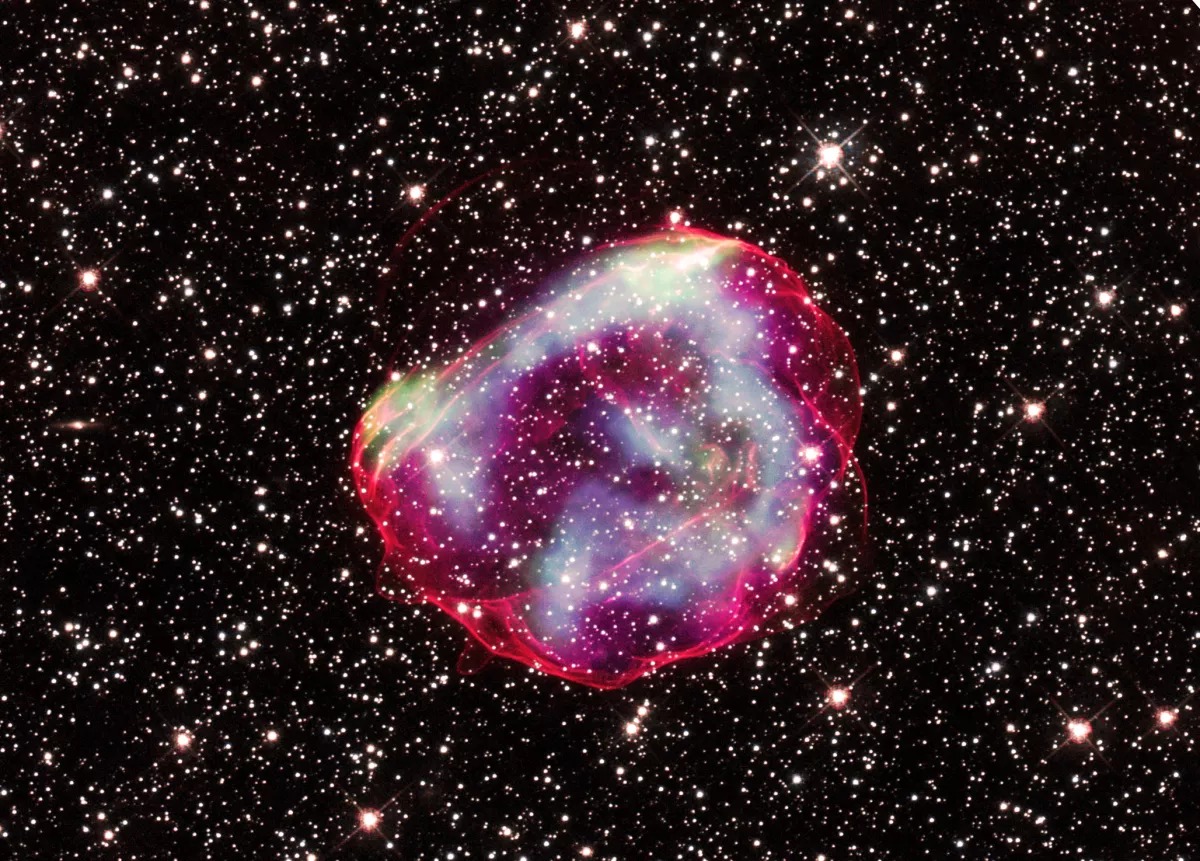 Kompozitna slika ostatka supernove SNR 0519-69.0 (©NASA/ESA/STScI/CXC/GSFC/B. J. Williams et al).
