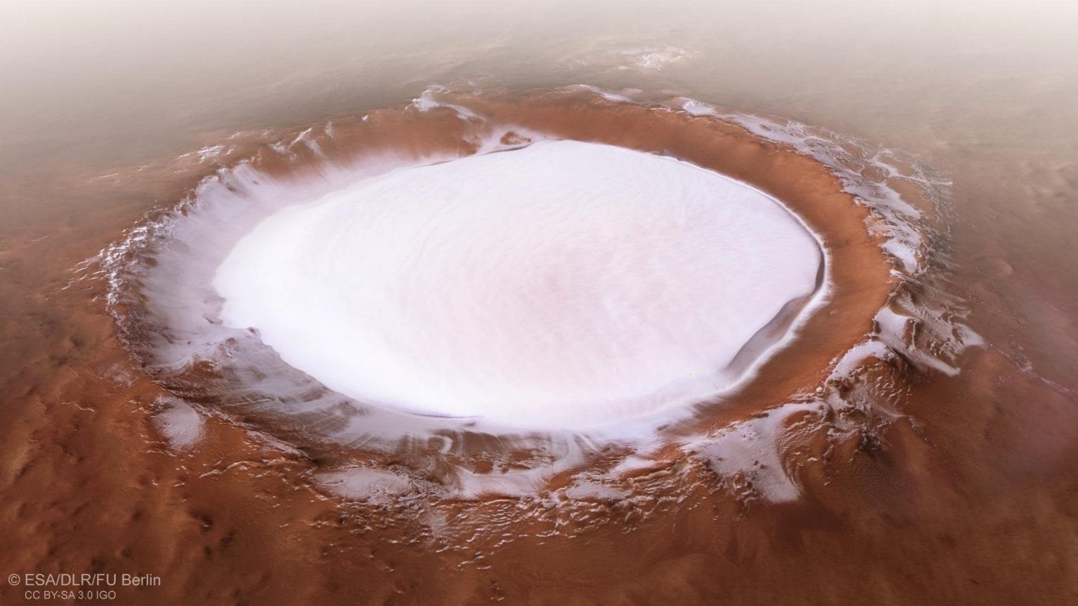 Masivni ledenjak unutar kratera Koroljov na Marsu. Najnovija istraživanja marsovskih ledenjaka otkrila su da je Mars prošao kroz mnoga ledena doba u proteklih 300-800 milijuna godina (©ESA/DLR/FU Berlin).