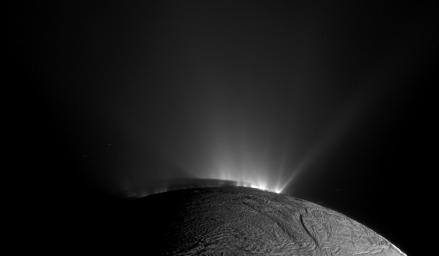 NASA-ina svemirska letjelica Cassini snimila je ovu sliku Encelada 30. studenog 2010. godine (©NASA/JPL-Caltech/Space Science Institute).