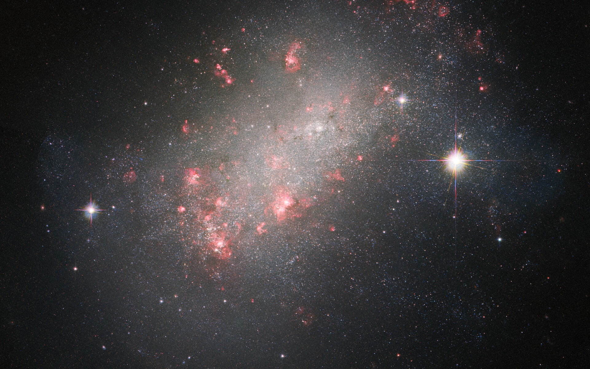 Neobična struktura izolirane patuljaste nepravilne galaksije NGC 1156 (ESA NASA) - naslovna