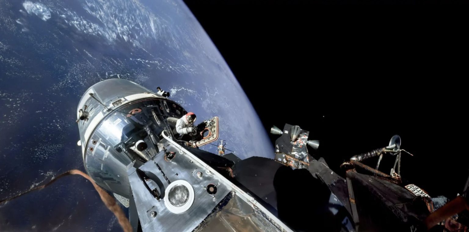 Snimka nastala tijekom trajanja misije Apolla 9 – 6. ožujka 1969 – a na njoj možemo vidjeti Davida Scotta u otvoru zapovjednog modula (©NASA/JSC/ASU/Andy Saunders).