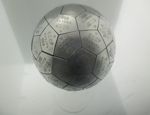 Kugla s ugraviranim natpisima - kozmosfera Luna 2. Izvor: Wikimedia commons.