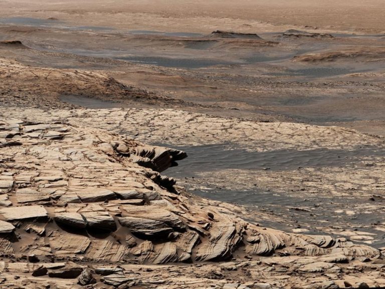 Sastavljen od 28 slika, ovaj pogled s NASA-inog marsovskog rovera Curiosity snimljen je nakon što se rover popeo strmom padinom geološke značajke pod nazivom 'Greenheugh Pediment'. U daljini na vrhu slike je dno kratera Gale, koji se nalazi u blizini regije zvane 'Aeolis Dorsa' za koju istraživači vjeruju da je nekoć bila prekrivena masivnim oceanom (©NASA/JPL-Caltech/MSSS).