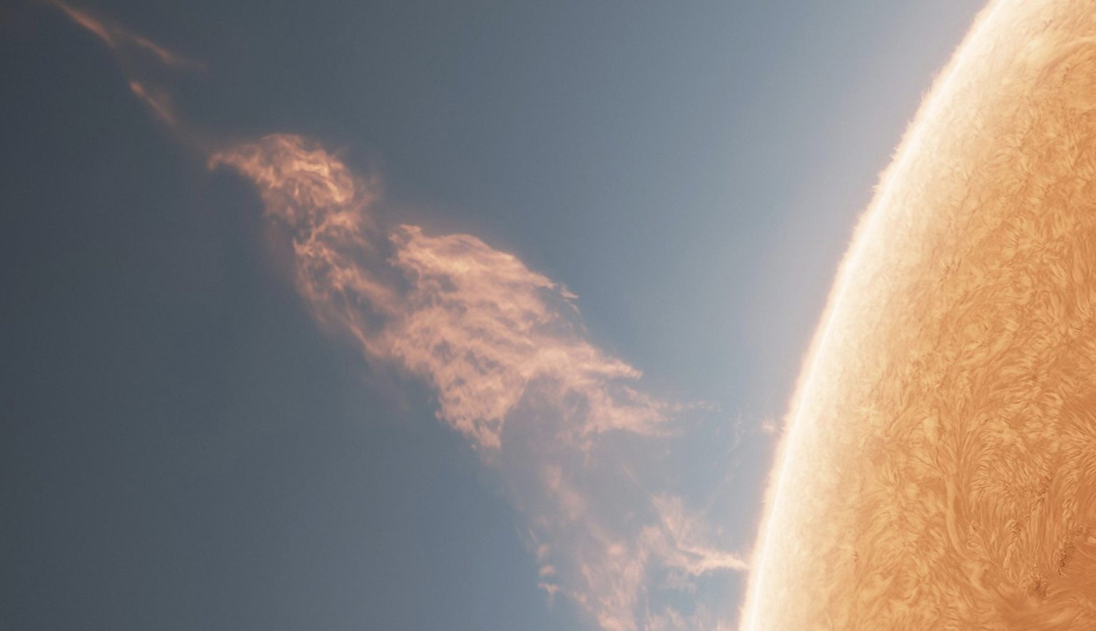 Detalj 'stupa plazme' dugog 1.6 milijuna km sa slike koju je snimio astrofotograf James McCarthy 24. rujna 2022. godine (©Andrew McCarthy/cosmicbackground.io).