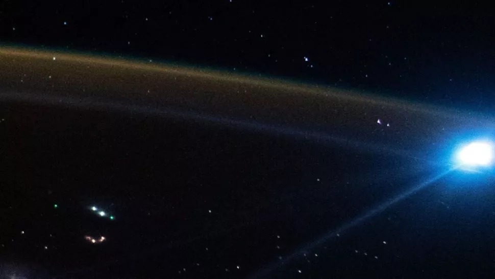 Druga neobična 'plava mrlja' posljedica je interakcije refleksije svjetlosti Sunca koja se odbija od Mjeseca i atmosfere našeg planeta Zemlje (©NASA Earth Observatory).