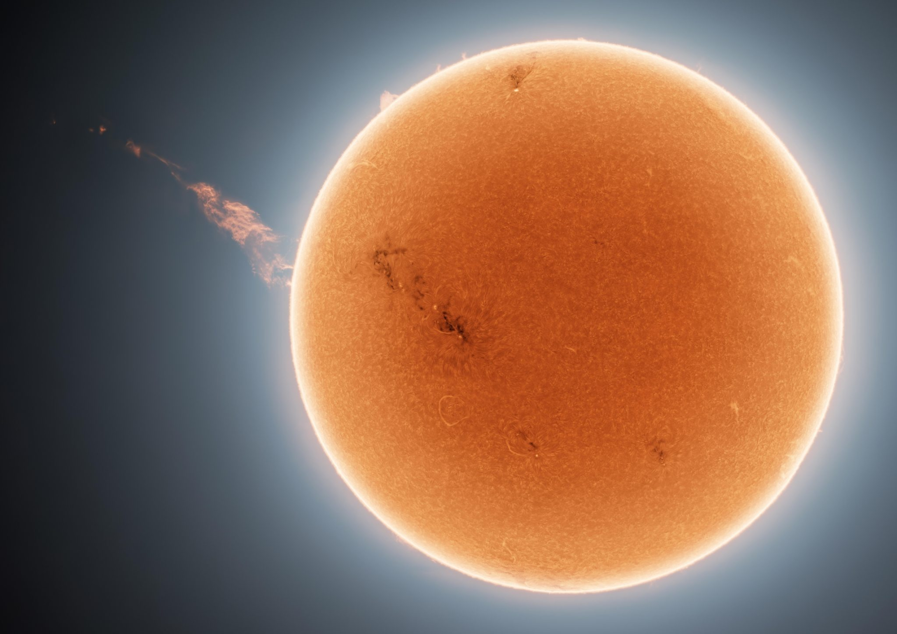 Fotografija koja prikazuje površinu Sunca i masivno koronalno izbacivanje mase koje se dogodilo 24. rujna 2022. godine (©Andrew McCarthy/cosmicbackground.io).