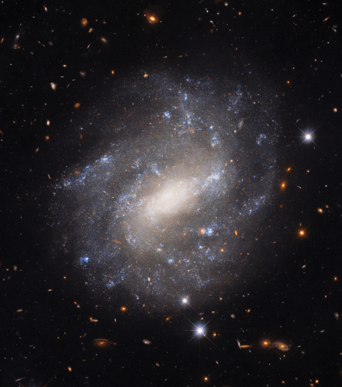 Ova nevjerojatna fotografija snimljena svemirskim teleskopom Hubble prikazuje UGC 9391, galaksiju koja se nalazi oko 130 milijuna svjetlosnih godina od Zemlje (©ESA/Hubble & NASA, A. Riess et al).