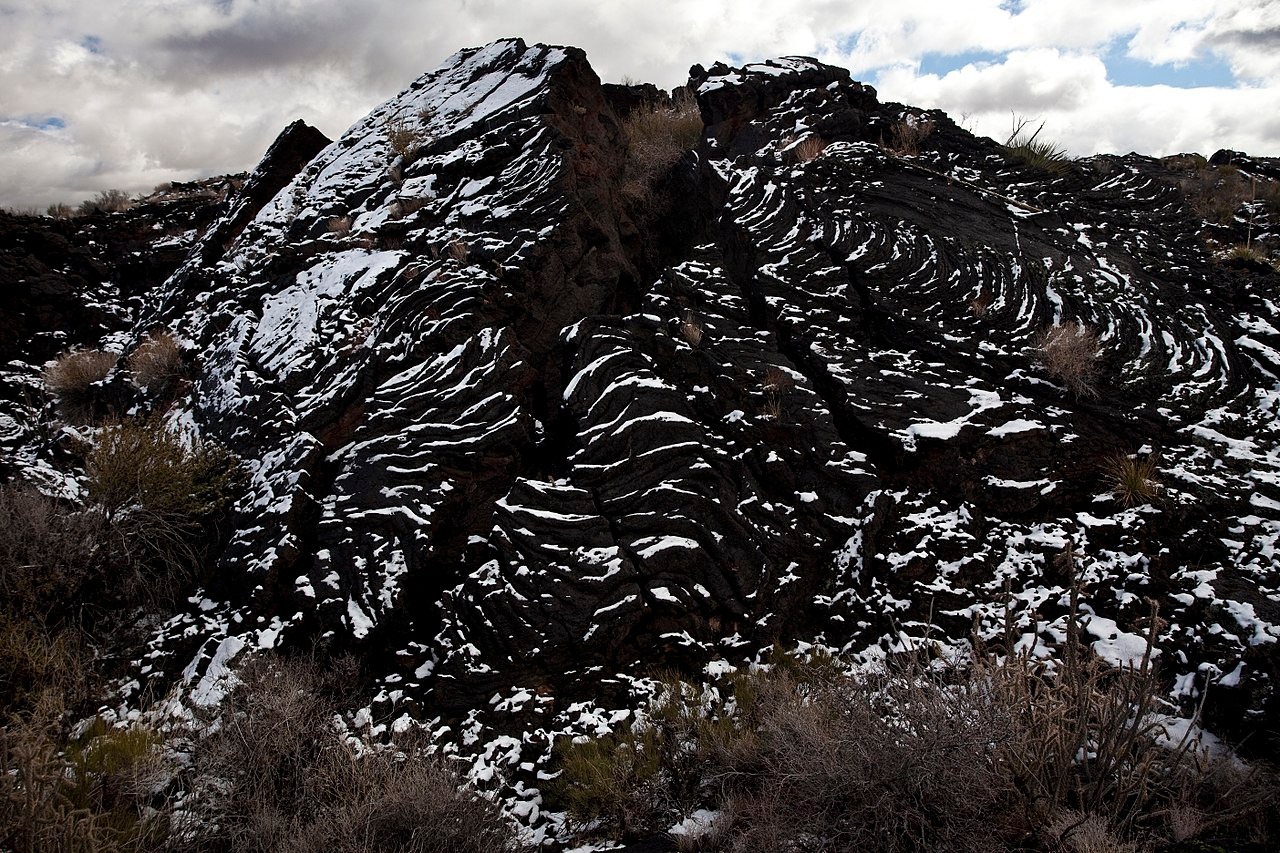 'Mali crni vrh' (eng. Little Black Peak), primarni izvor lave koja je formirala 'ožiljak' vidljiv na novoj slici (©Bob Wick, BLM California, WikipediaCommons).