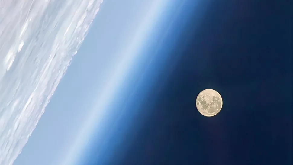 Mjesec iznad Zemljine atmosfere snimio je astronaut Chen Dong (©CMSA).