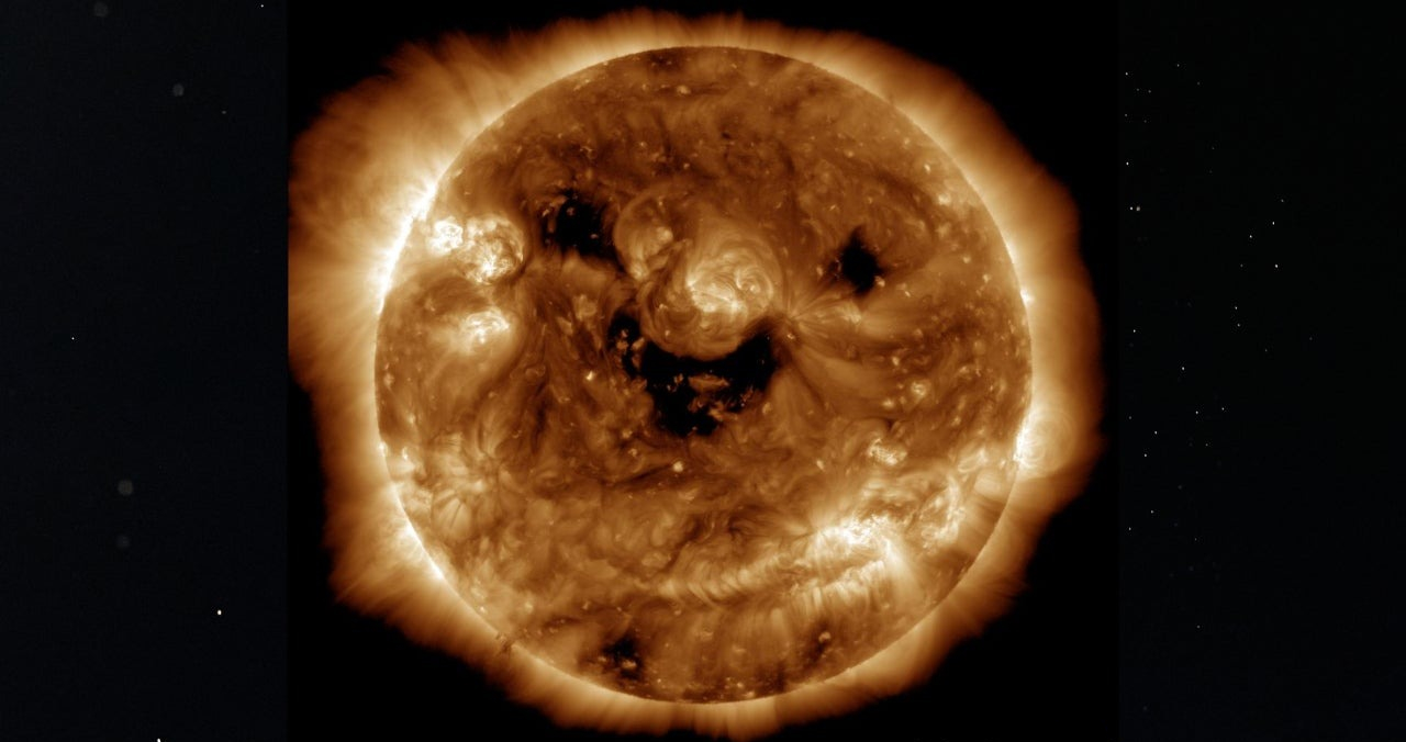 Nova slika Sunca otkriva neobičan 'osmijeh' koji najavljuje blažu geomagnetsku oluju ove subote (©NASA/SDO).