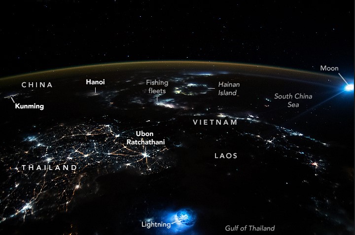Pojašnjenje izvora svjetlosti na fotografiji snimljenoj na ISS-a iznad Južnog kineskog mora 30. listopada 2021. godine (©NASA Earth Observatory).