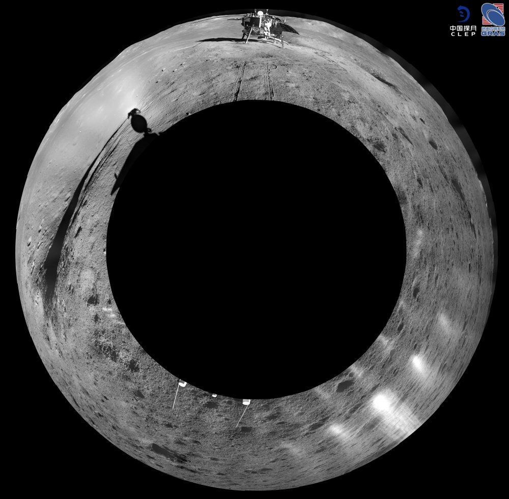 Ovu nevjerojatnu kružnu panorama od 360 stupnjeva 'tamne strane' Mjeseca snimila je kineska misija Cheng'e 4. Slika jasno prikazuje lander, sjenu rovera i udarni krater (©CLEP/ Lunar and Planetary Multimedia Database).