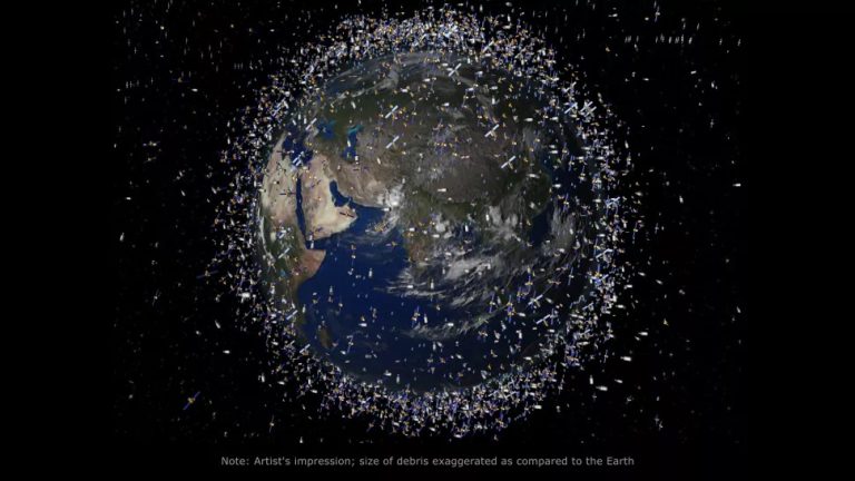 Prikaz krhotina i satelita u Zemljinoj orbiti. Iako su krhotine i sateliti na slici uvećani kako bi se lakše vidjeli, ovaj umjetnički prikaz svejedno zorno prikazuje koliko problem svemirskog otpada postaje važan (©ESA).